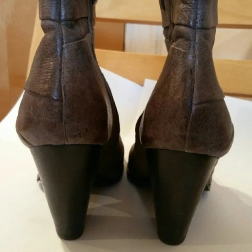 Vince Camuto leather bootie heeled sz. 9